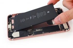 Thay pin iPhone chính hãng, lấy liền