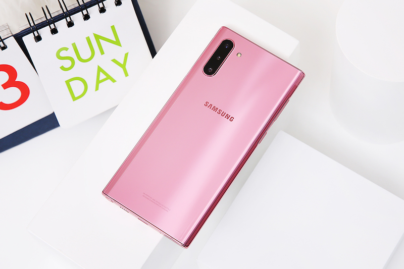 Điện thoại Samsung Galaxy Note 10 | Mặt lưng phản chiếu ánh sáng
