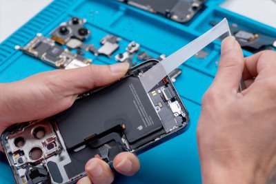 Thay pin iPhone chính hãng, lấy liền